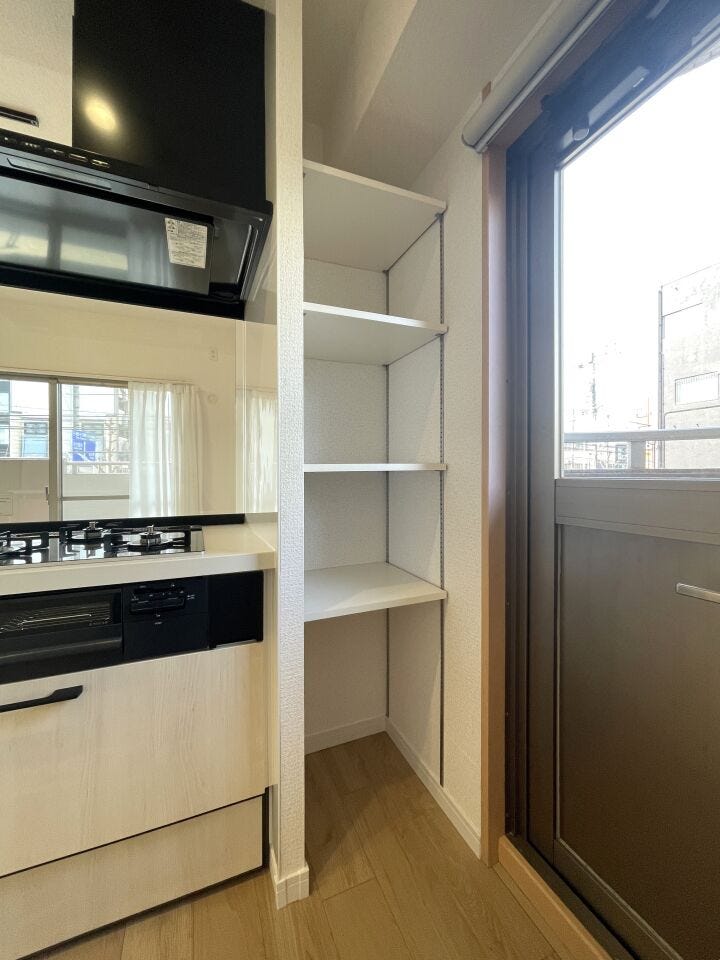 ◇キッチン収納◇
キッチン横には棚を設置。食品や飲み物だけでなく、使用頻度の低い調理器具や食器なども収納していただけます。キッチンがスッキリして見え、生活感が出にくくなりますね。