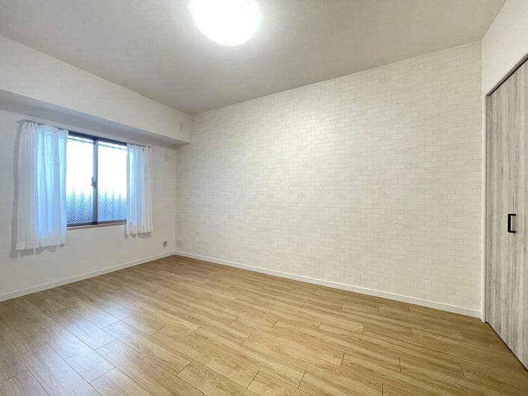 ◇洋室◇
家族の成長に合わせ多目的に使える居室です。お子様のお部屋や、趣味のお部屋にしたり、使いやすい造りのお部屋になっています。クローゼット完備です