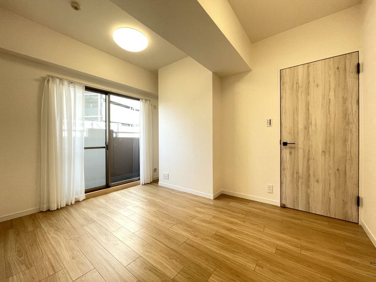 ◇洋室◇
北側のお部屋ですが、明るく柔らかな光が長時間続くので、勉強や読書など落ち着いて作業するのに最適なお部屋です。お子様のお部屋や趣味部屋にいかがですか。