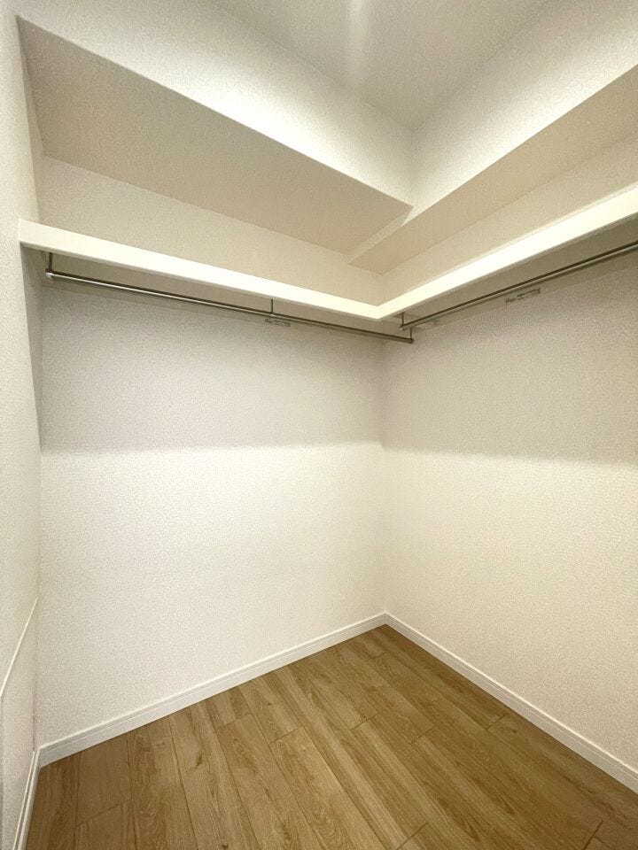 ◇WIC◇
この空間量だからこそのゆったりとした収納スペース、季節ものの衣装や沢山の思い出をしまえるスペースは大変重宝します。お部屋もスッキリし、個室空間を広くお使いいただけます。