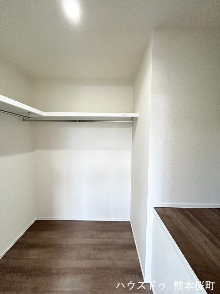 ■2階洋室①WIC■衣類から小物まで一ヶ所に集約。整理整頓がしやすく、毎日のコーディネートが楽しくなるゆとりの収納です。