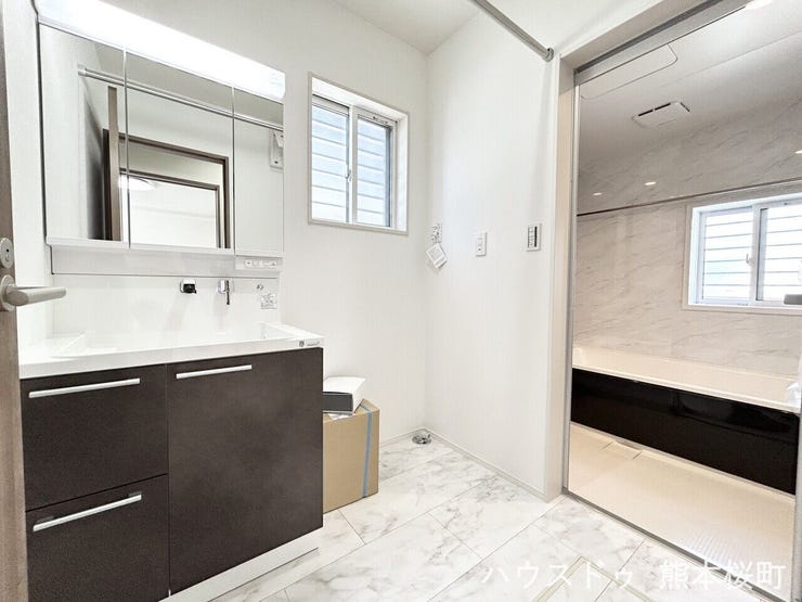 ■清々しいリフレッシュ空間■自分を磨き、気持ちを切り替える。心地よい光が差し込むプライベートスペース。