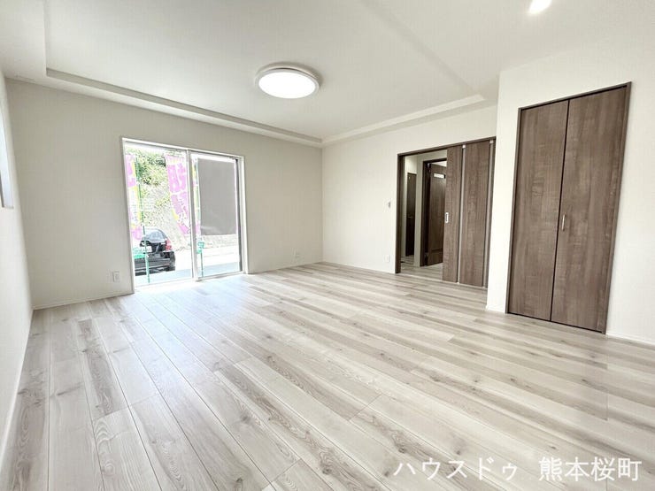 ■安らぎと笑顔の中心地■陽光が優しく降り注ぎ、会話が自然と弾む。ここでは、毎日が特別な時間へと変わります。