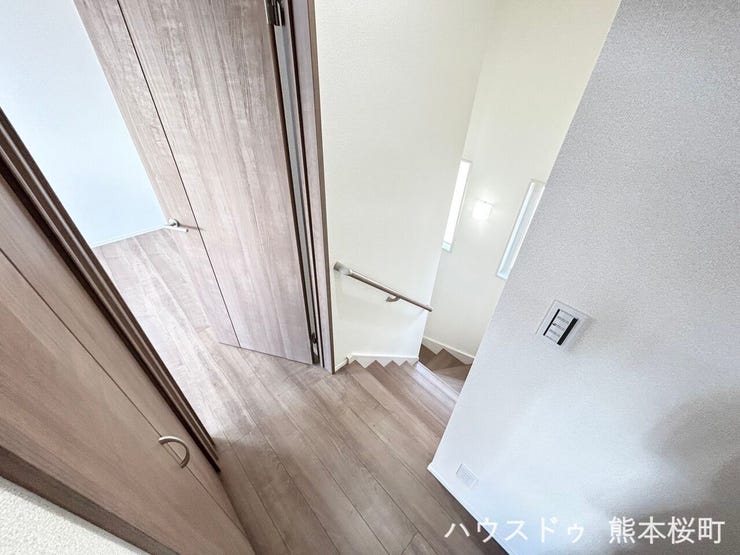 ■暮らしを繋ぐ、明るい動線■採光窓から光が差し込み、足元を優しく照らす。安全で快適な、家族の生活を支える縦の繋がりです。