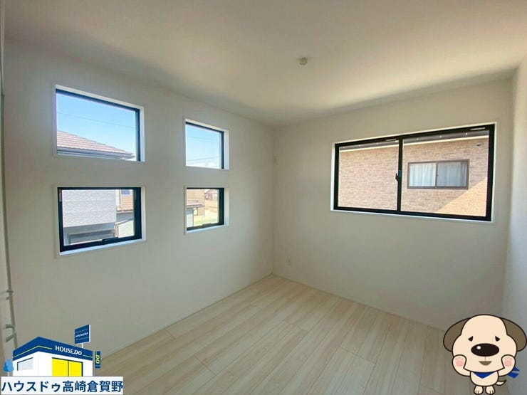 二面採光の洋室、やわらかな光が広がる心地よい空間