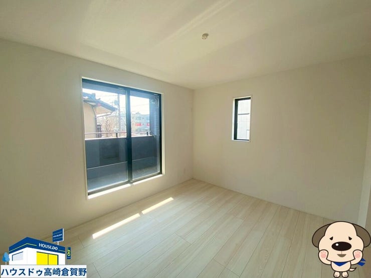 バルコニーに面した洋室、朝の光と風を感じる空間