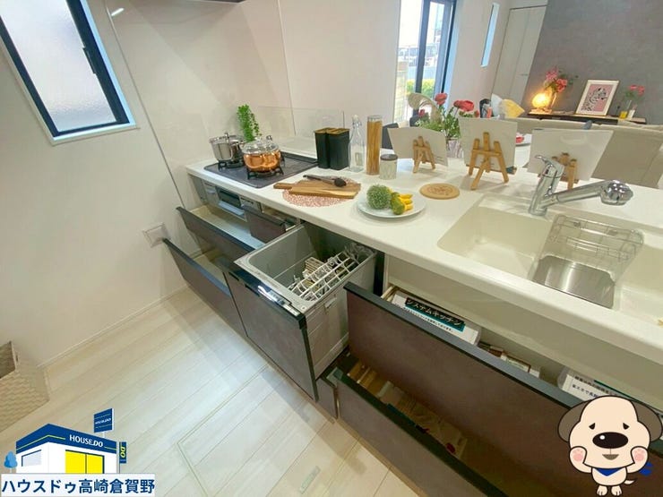 食洗機付き3口コンロ、家事効率を高めるキッチン空間※家具やアメニティはイメージです。