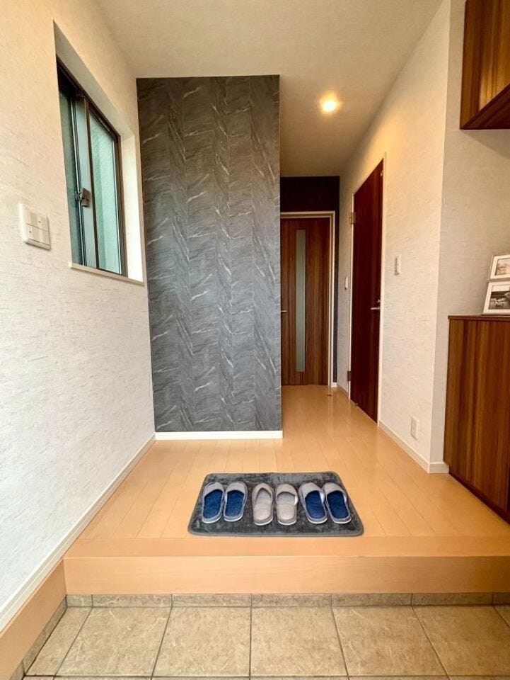 広々とした玄関ホールは窓付きで明るく、収納も備えたすっきり空間です。