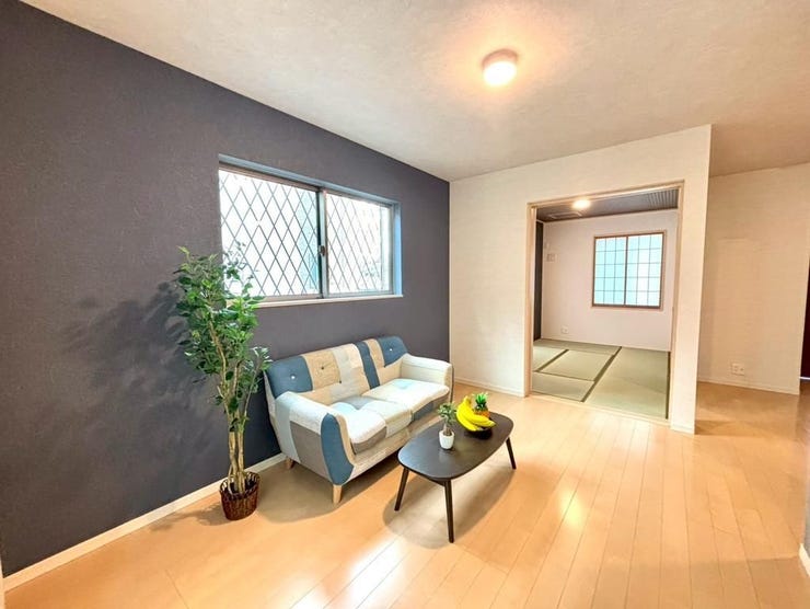 アクセントクロスがおしゃれなLDK。和室とつながる開放的な住空間です。