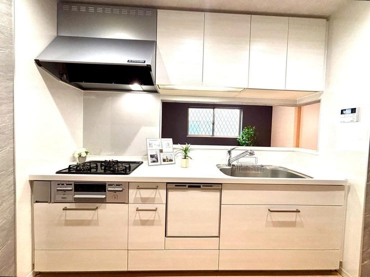 対面式システムキッチンで家族との会話を楽しみながら料理ができます。