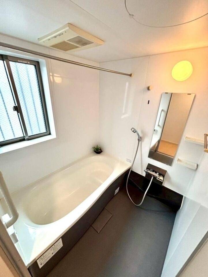 窓付きの明るい浴室。換気もしやすく、ゆったり入浴できるバスルームです。