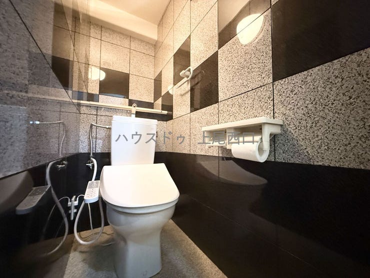 一般的な機能が備わっているトイレとなります。
トイレットペーパーホルダーが2つ付いている為、お手入れもしやすくとてもシックな雰囲気のトイレです。