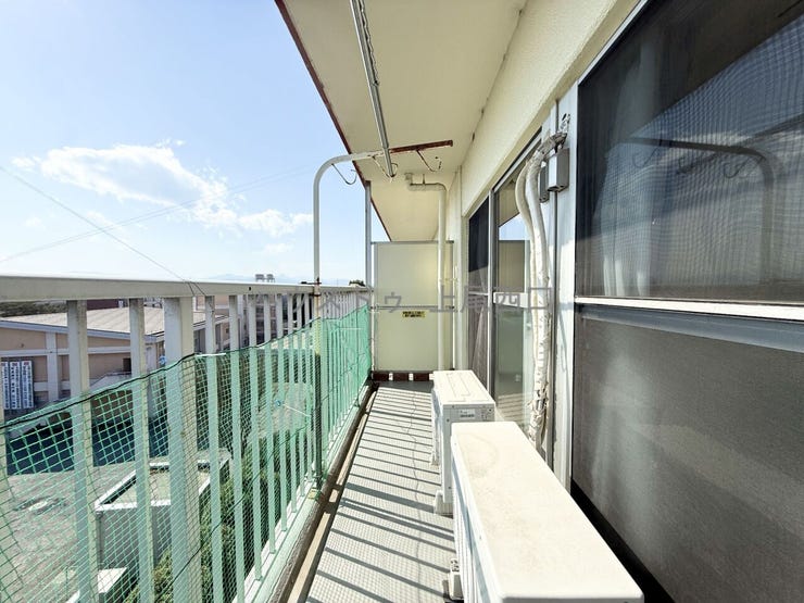 最上階の為、陽当たり良好・風通し良好の為、お洗濯物もすぐに乾きそうです。
眺めは開放的で心が和むバルコニーとなっております。