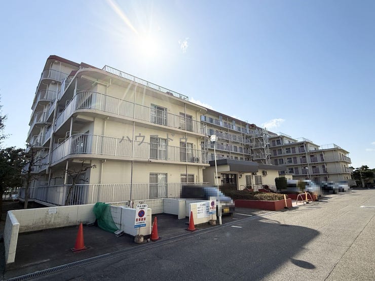 【外観】
1982年(昭和57年)1月築
敷地面積:3145.62㎡(公簿)
専有面積:58.07㎡(公簿)