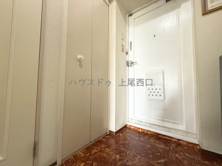 玄関には収納スペースが備わっており、玄関を綺麗に保つことができます。