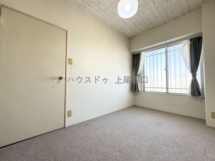 洋室約4.8帖
絨毯張りの仕様となっており、暖かく過ごしやすい洋室となっております。