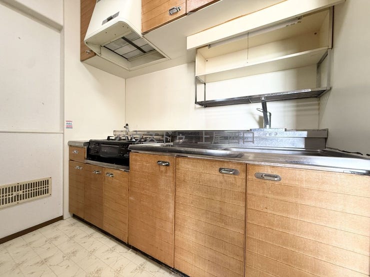 ゆとりのあるキッチンスペースとなっており、収納棚も備わっている為、お料理のしやすい設計となっております。