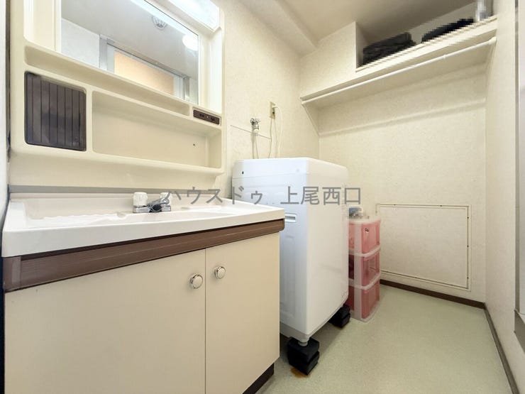 洗面台の隣には、洗濯機を置けるスペースと収納棚を置けるスペースがあり、ゆとりのある洗面所となっております。