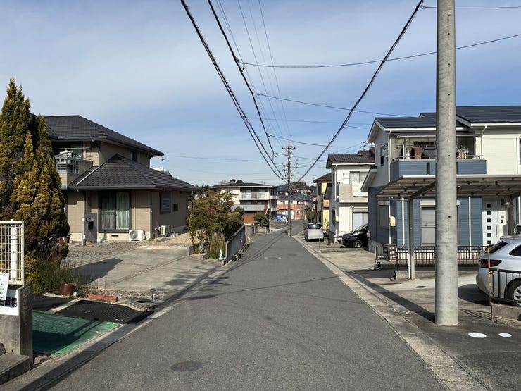 ◇前面道路◇
南西に面する道路は約5mです。自動車同士が速度を落として対向してくれそうな幅です。事故の心配も軽減されますね。