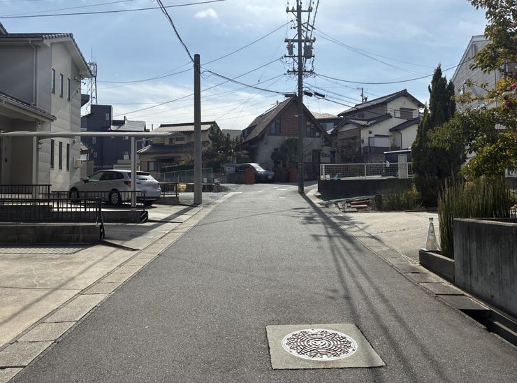 ◇前面道路◇
3台分の駐車スペースを確保。来客時や、将来、車を買い足す場合にも安心です。ゆとりある駐車スペースは生活スタイルに合わせて柔軟に対応できますね。自転車やバイクなども置いていただけます。
