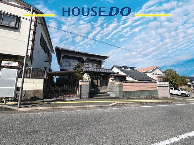 【外観】
小学校徒歩3分とお子様連れのご家族様にもピッタリであり、バス停も目の前で生活しやすい環境が整っています♪