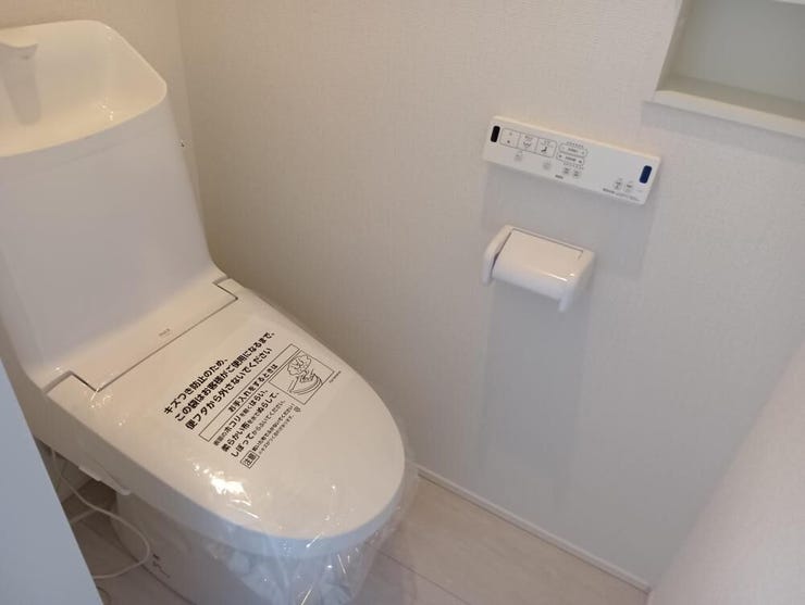毎日のデリケートな習慣を優しくサポートする、温水洗浄機能付きのトイレです。手洗い器が一体となった省スペース設計を採用しており、日々のお手入れもしやすい、実用的で清潔なプライベート空間です。