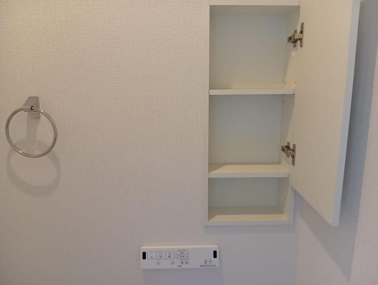 トイレの壁面に設けられた扉付きの収納棚です。トイレットペーパーなどの備品や掃除用具を生活感を隠してすっきりと整理整頓でき、限られた空間を有効活用できる実用的で機能的な設備です。