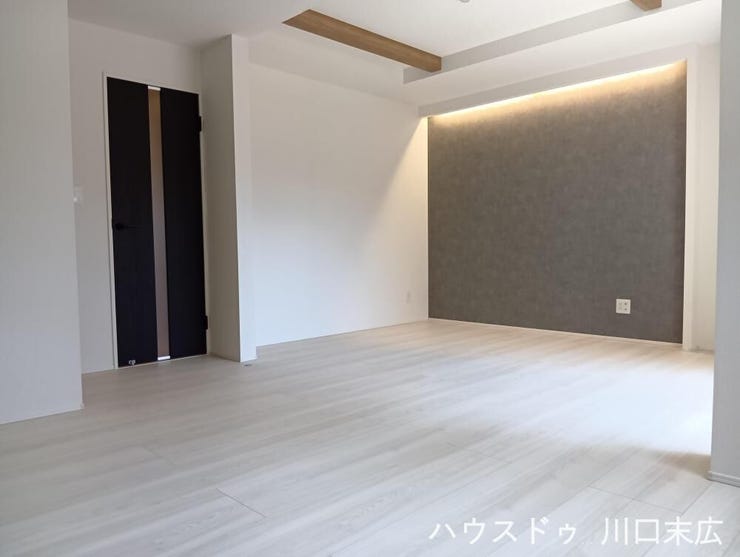 お手入れがしやすく清潔感を保てるフローリング仕上げのリビング空間です。折り上げ天井と間接照明が施されており、ご家族のライフスタイルに合わせた心地よく快適な居住環境を創出できます。