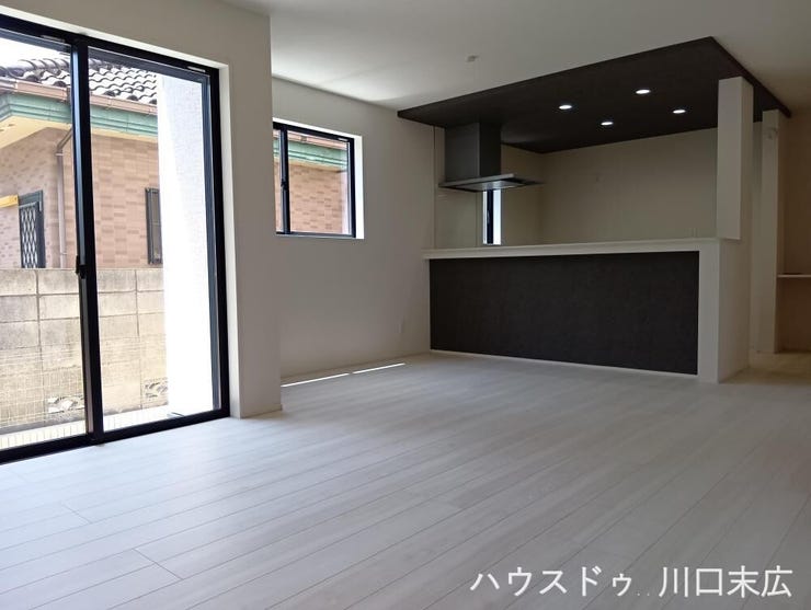 料理をしながら居室内の様子を見渡せる対面式キッチンを備えたリビングです。ご家族とのコミュニケーションが取りやすく、日々の暮らしに寄り添った機能的で実用的な設計を採用しています。