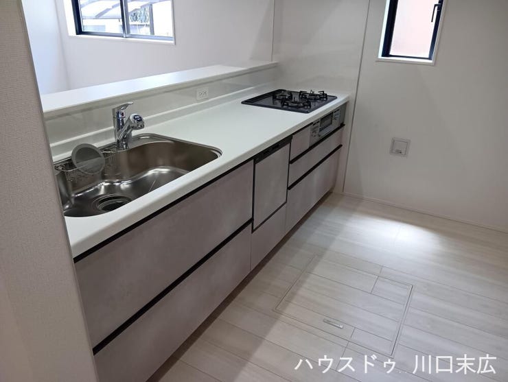 家事動線をスムーズにする機能的な対面式システムキッチンです。お手入れが簡単なワークトップや実用的な作業スペースを備え、毎日の調理作業を効率よく行える使い勝手の良い設備環境です。