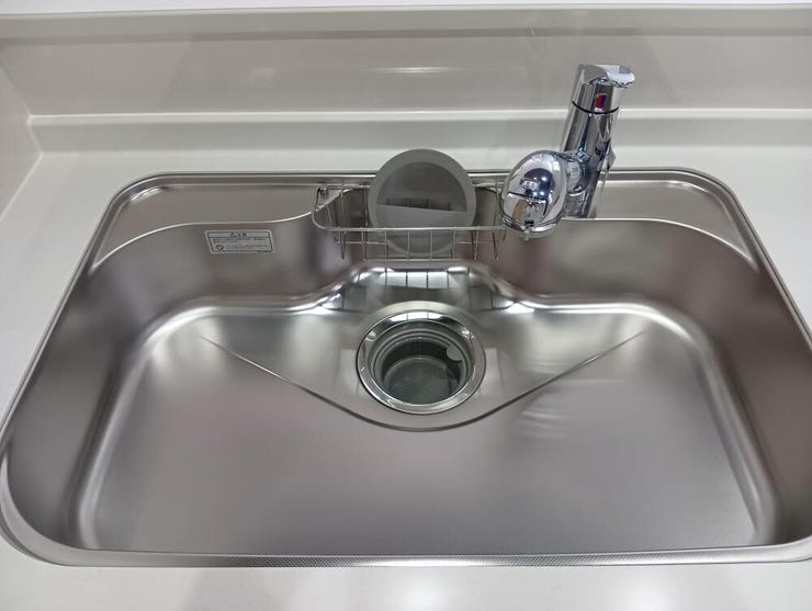 大きな鍋や食器類も洗いやすい、余裕のあるサイズのシンクです。浄水器一体型の水栓を採用しており、用途に合わせて簡単に切り替えが可能。毎日の調理や洗い物を快適にサポートする設備です。