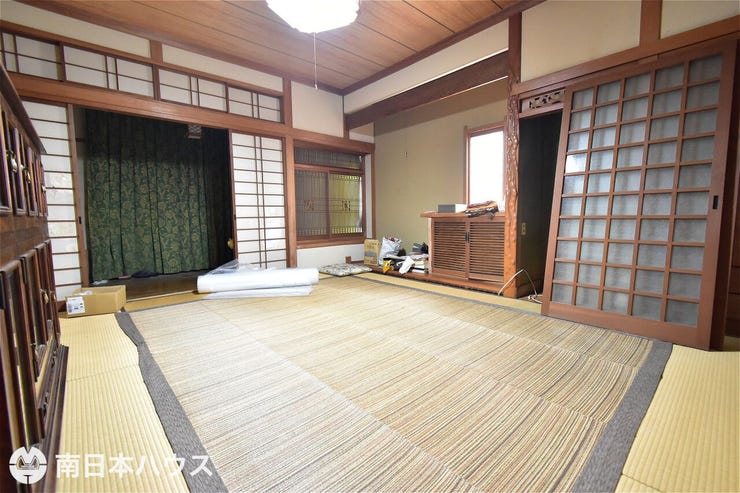 【和室】1階の和室です!床の間などもあるお部屋で奥には縁側もあります!