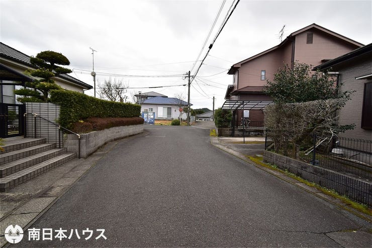 【前面道路】北西向きの前面道路幅は約6mです!通り抜けの無い道路で交通量の少ない静かな住環境です♪