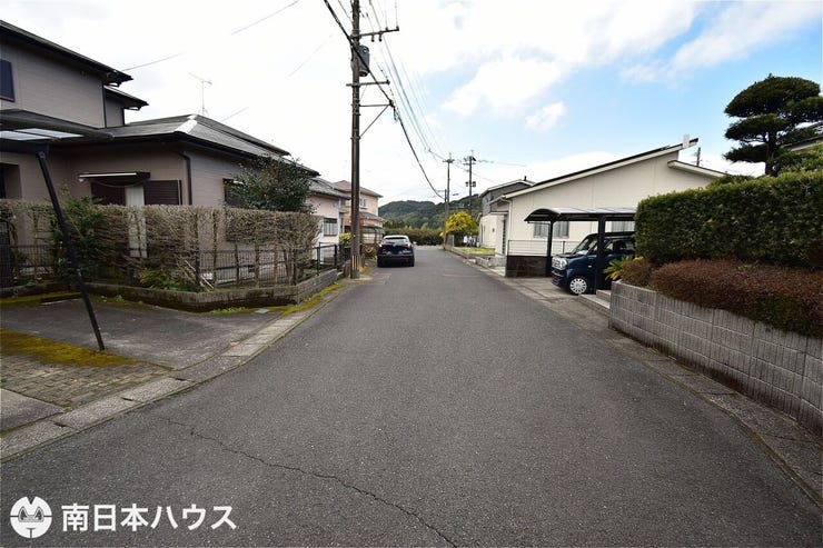 【前面道路】北西向きの前面道路幅は約6mです!通り抜けの無い道路で交通量の少ない静かな住環境です♪