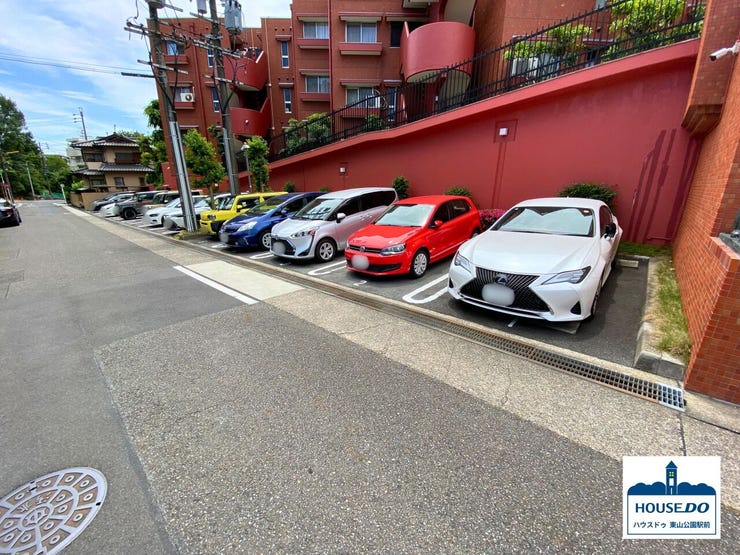 敷地内平面駐車場の様子。
前面道路が広いため、自動車の出し入れがしやすくなっています