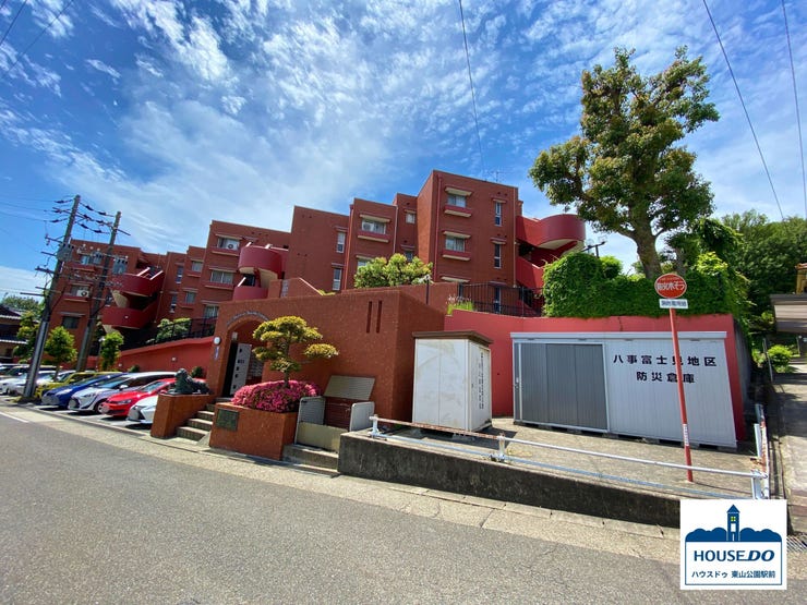 【外観】
ペット可!
名城線「八事日赤駅」まで徒歩約9分の立地。
鶴舞線「八事駅」まで徒歩圏内。2路線利用可能!
コンビニ・スーパーまで徒歩約9分圏内!
戸建て感覚で使えるメゾネットタイプの物件です!