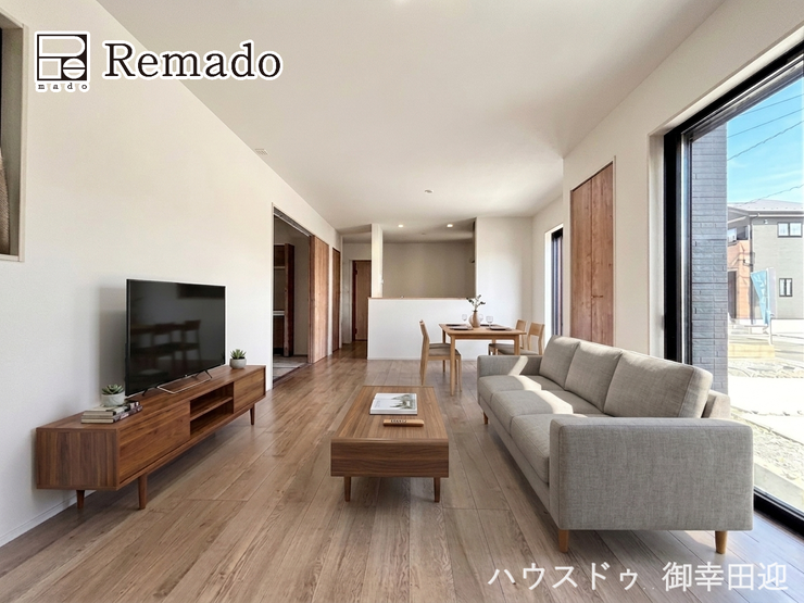 【リビング】
■家族の笑顔が集う中心地■お気に入りの家具を迎え、窓からは心地の良い光が差し込みます。※CGで家具を配置しています。