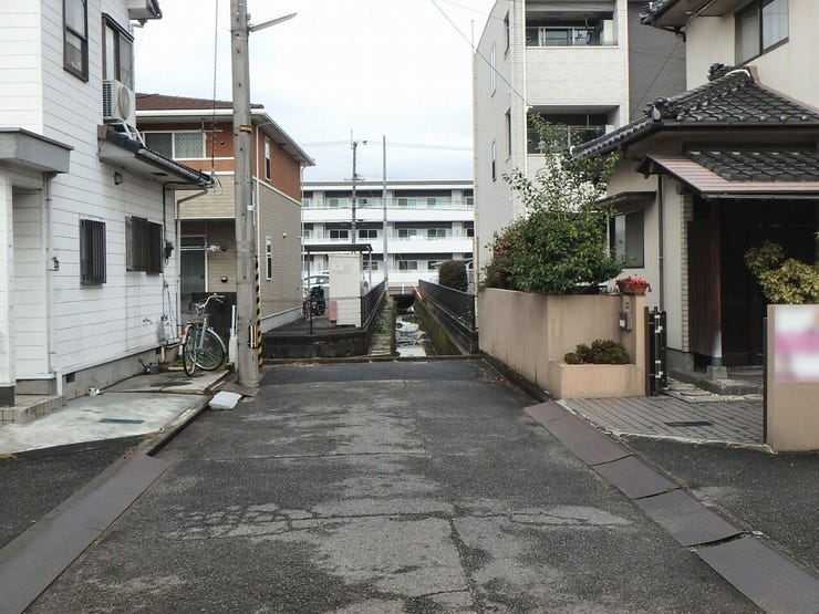 東側道路(雨天時)
