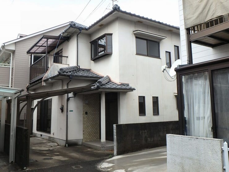 【外観】
外観を南東側より撮影(雨天時)