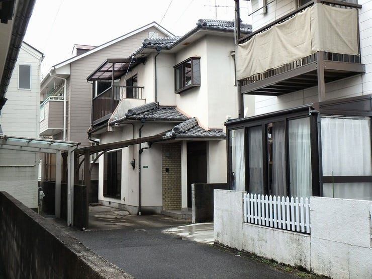 外観を南東側より撮影(雨天時)