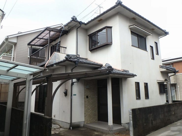 外観を南東側より撮影(雨天時)