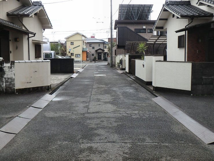 東側道路(雨天時)