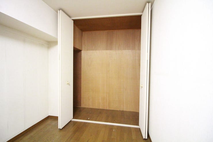 【クローゼット】洋服の保管やしまうスペースは大人1人につき約一畳分が理想です。通路を確保できればより快適に使いこなせます。