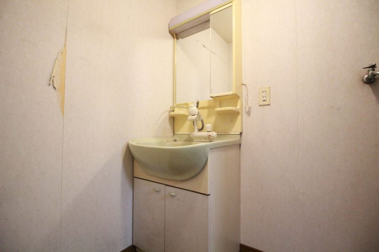 【洗面台】シンク下の収納でアメニティ類のストックもバッチリ!