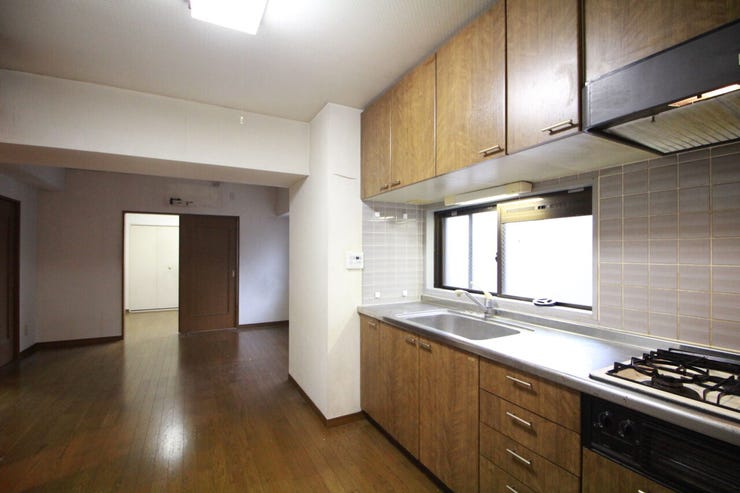 ナチュラルな自然光の中での調理。食器類を収納できるスペース。動きやすいキッチン動線。お料理をつくる時間が劇的に変わります。