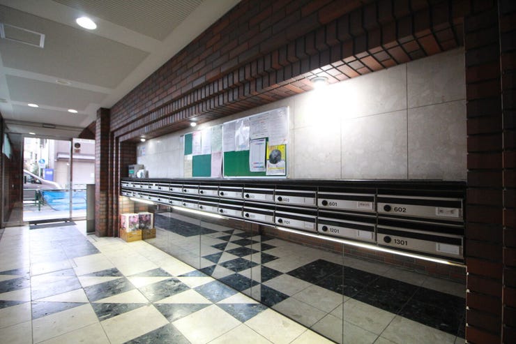 外と内をつなぐエントランスは、まさに顔となる場所。格調高い雰囲気を漂わせて上質な空間を作り出します。