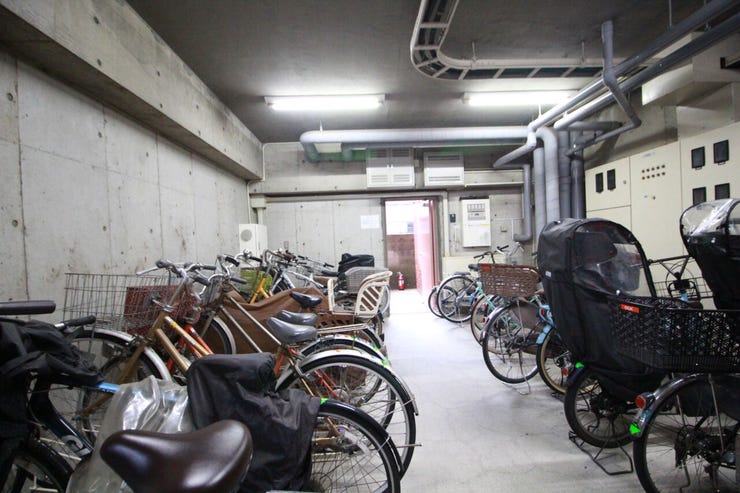 【駐輪場】広さがしっかり確保された、敷地内駐輪場。屋根付きで雨や風から守ってくれます。