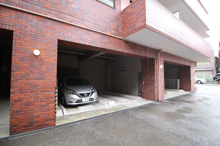 敷地内にカースペースがあれば、お出かけやお買い物の際の搬入出もらくらくです。