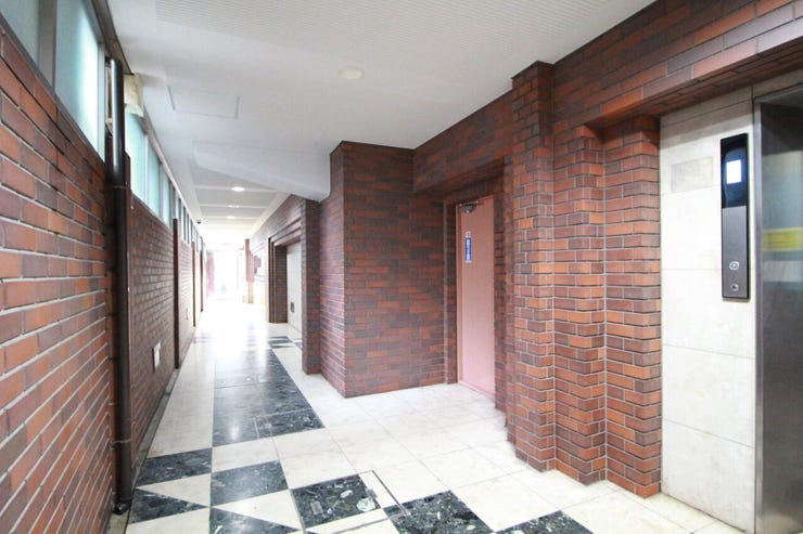 廊下は日々しっかり清掃されており、いつでも清潔で気持ちよくご利用いただけます。管理体制の良さが感じられる空間です。