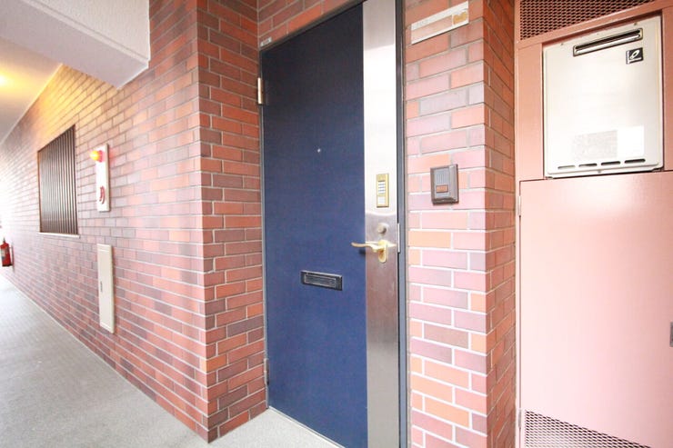 家の顔となる玄関扉。重厚感のあるデザインで第一印象もグッド!